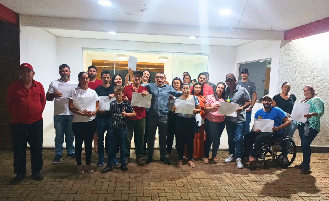 Entregou as matrículas referente à regularização fundiária para os moradores do bairro Jar...